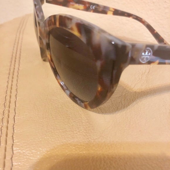 TORY BURCH SUNGLASSES. - Picture 6 of 7